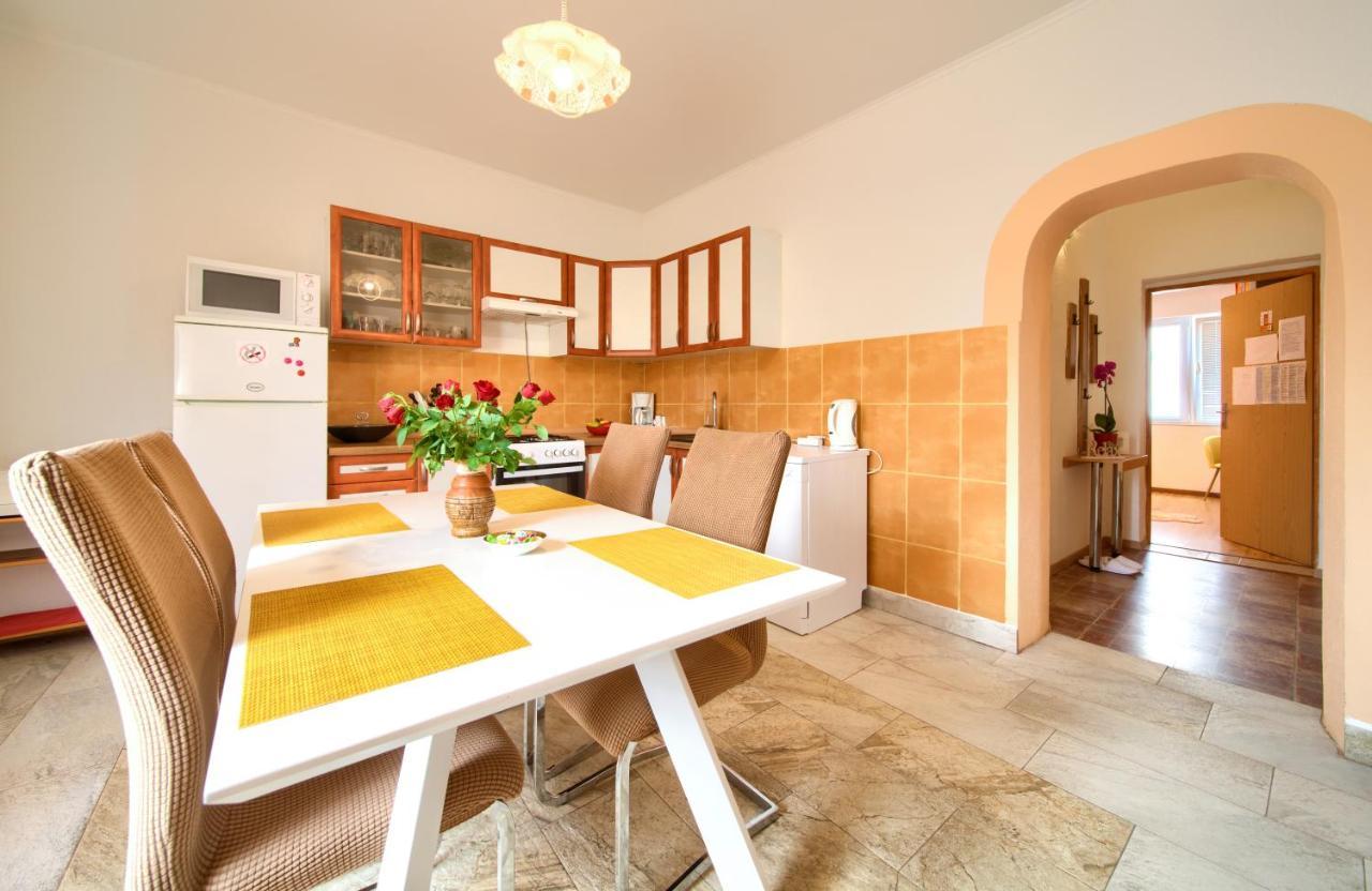 פוז'ינה Apartmani Sabina מראה חיצוני תמונה